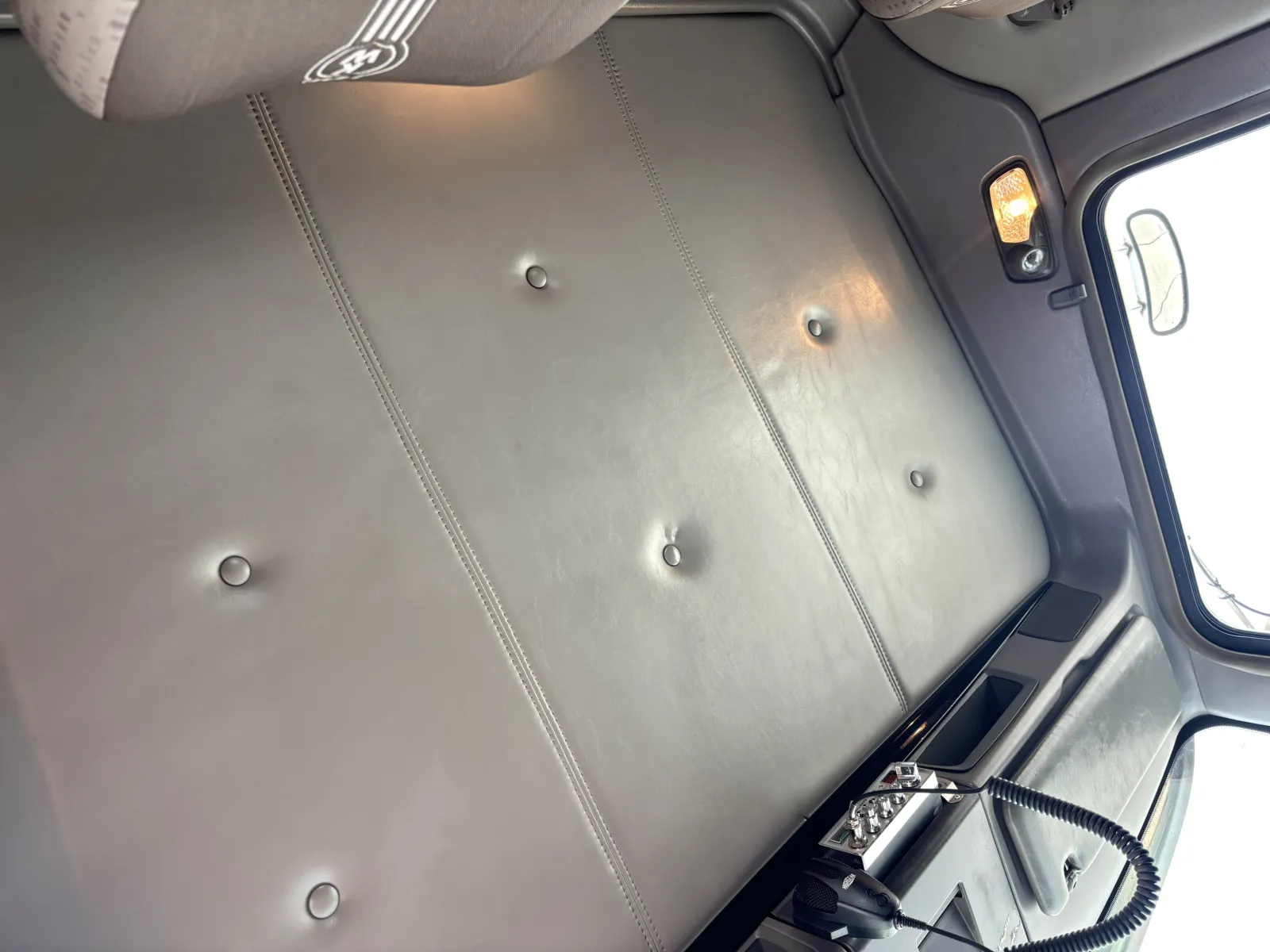 2015 Kenworth T800 - image 21