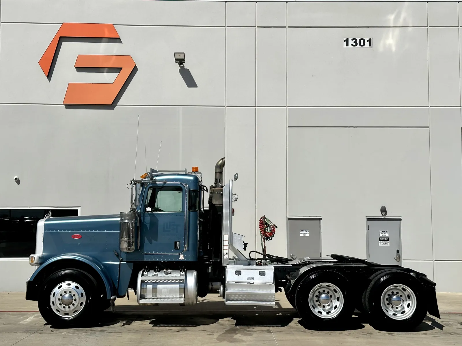 2009 Peterbilt - image 4