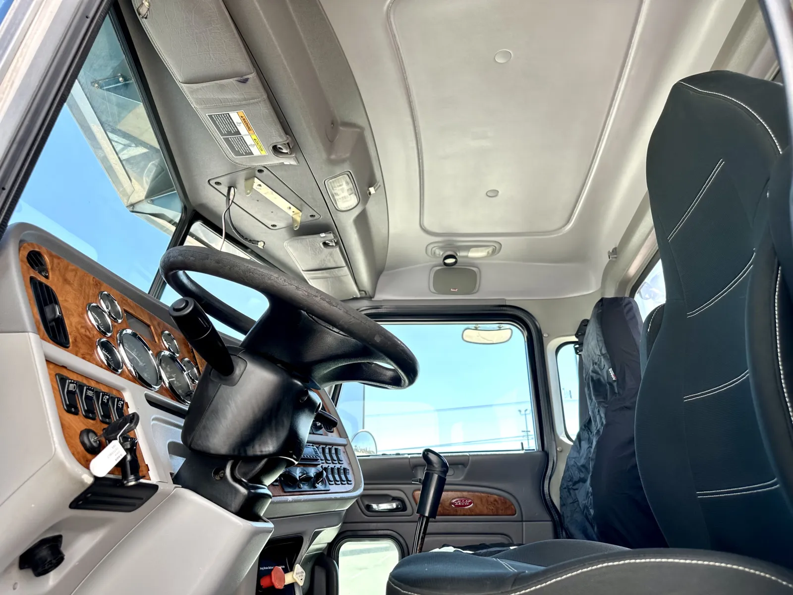 2009 Peterbilt - image 14