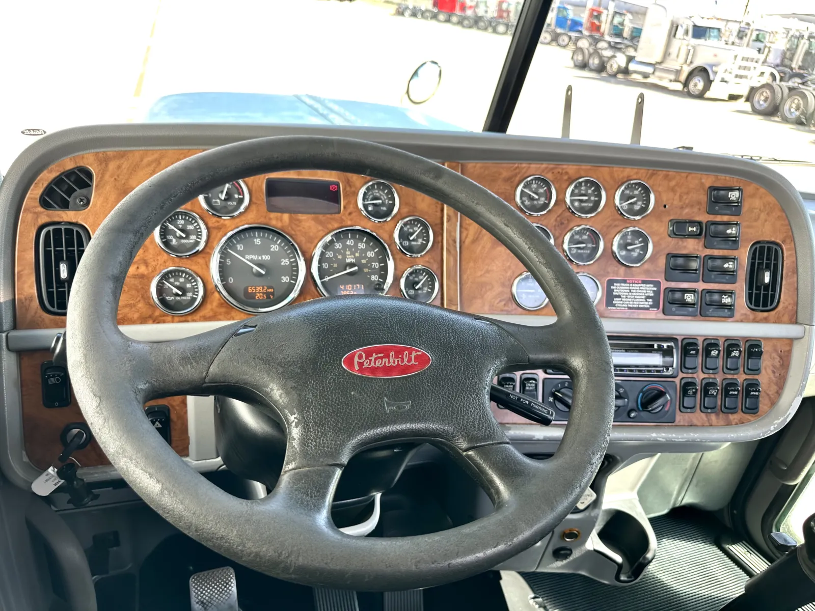 2009 Peterbilt - image 16