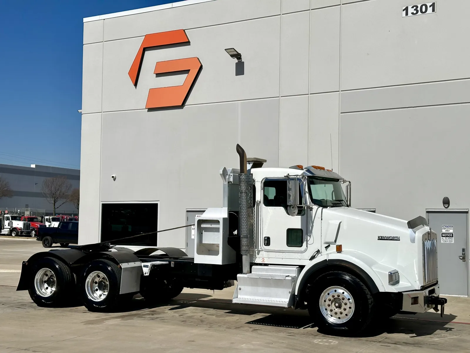2012 KENWORTH T800 for sale in Hutchins, TX