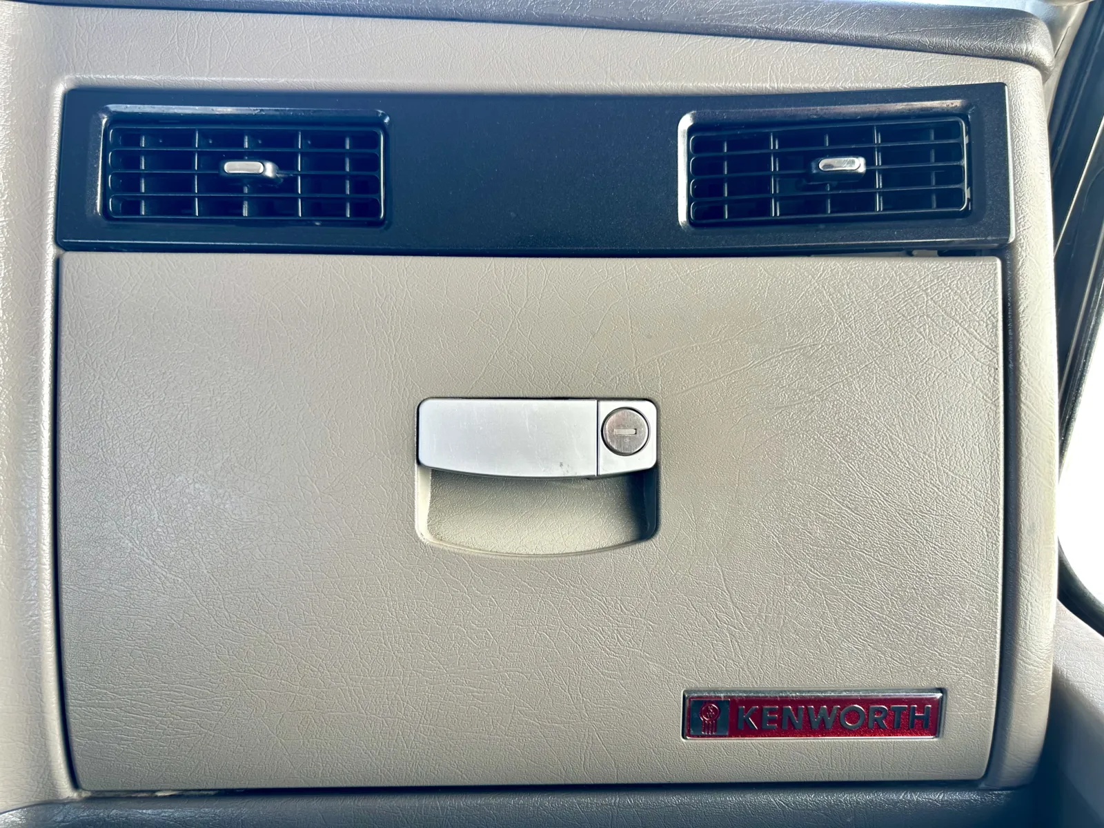 2012 Kenworth T800 - image 19