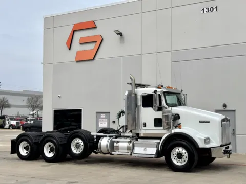 2017 KENWORTH T800 for sale in Hutchins, TX