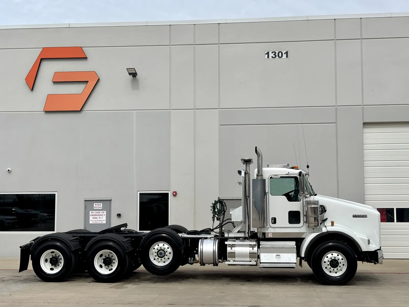 2017 Kenworth T800 - image 3