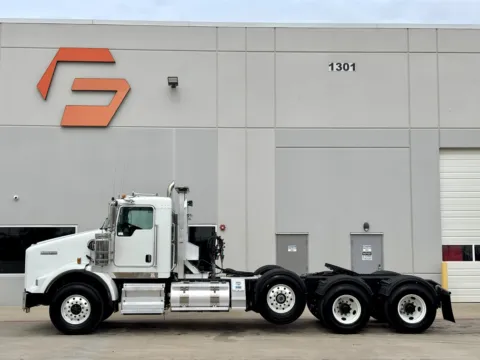 More photos of 2017 KENWORTH T800 at Forge Truck Centers - Texas, TX