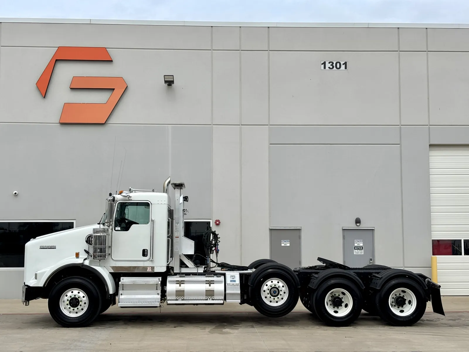 2017 Kenworth T800 - image 4