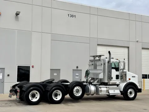 More photos of 2017 KENWORTH T800 at Forge Truck Centers - Texas, TX