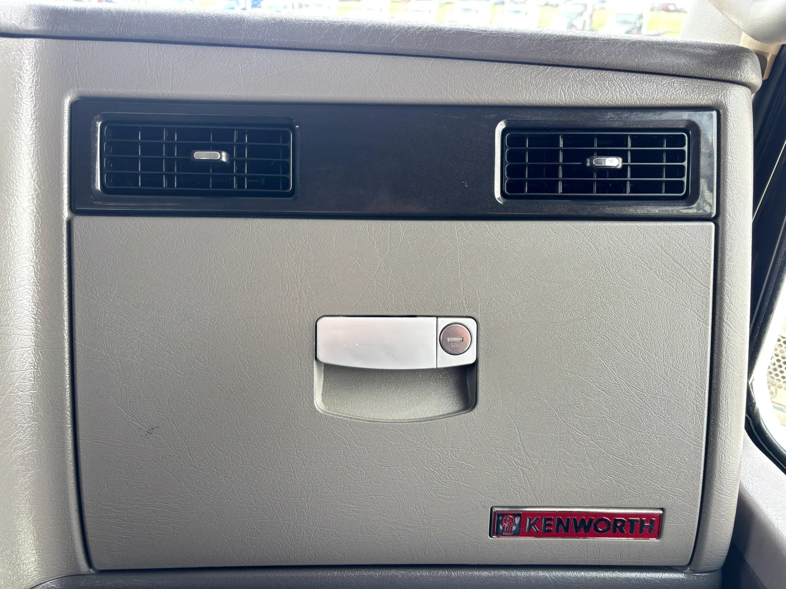 2017 Kenworth T800 - image 18