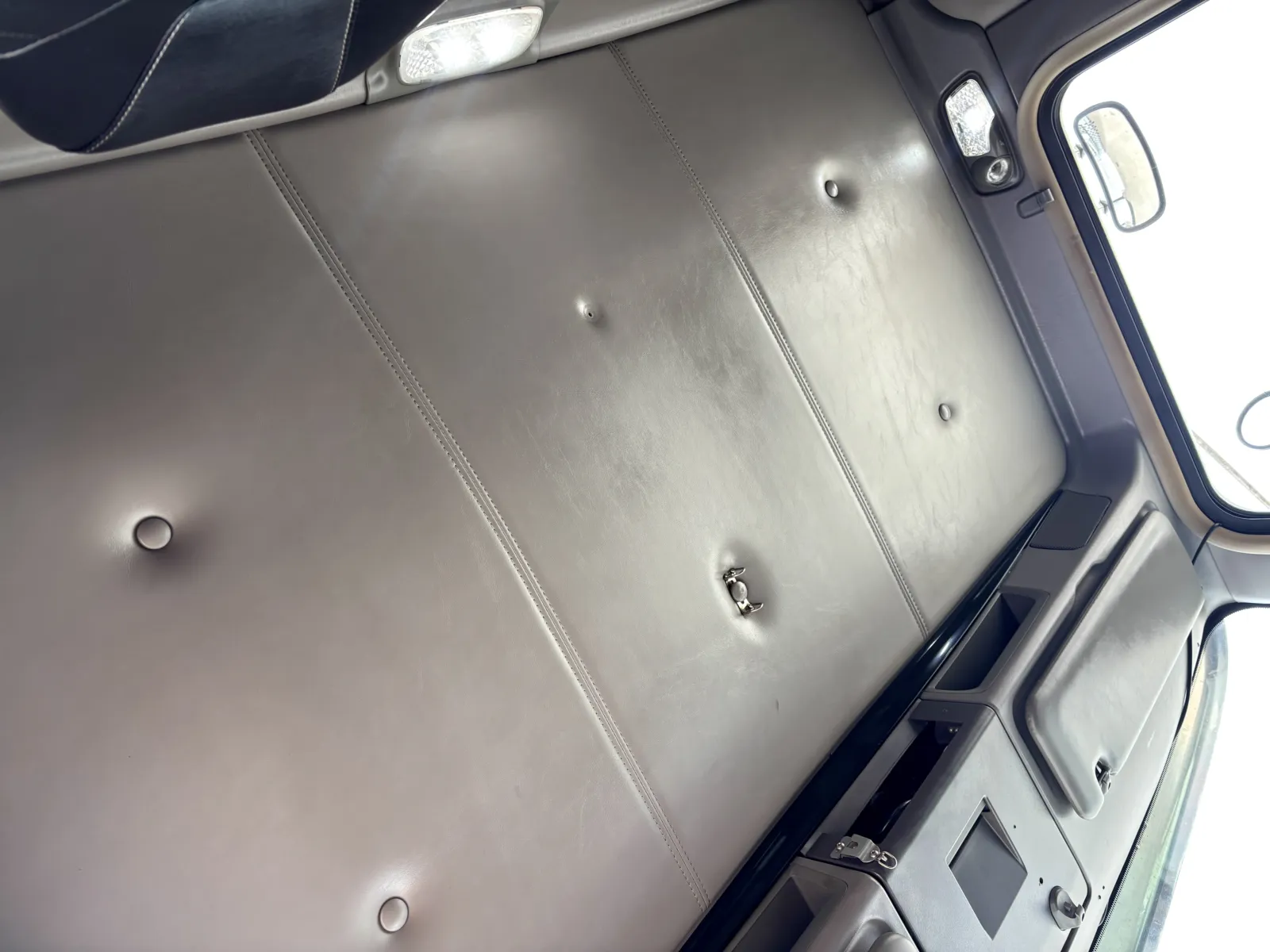 2017 Kenworth T800 - image 20