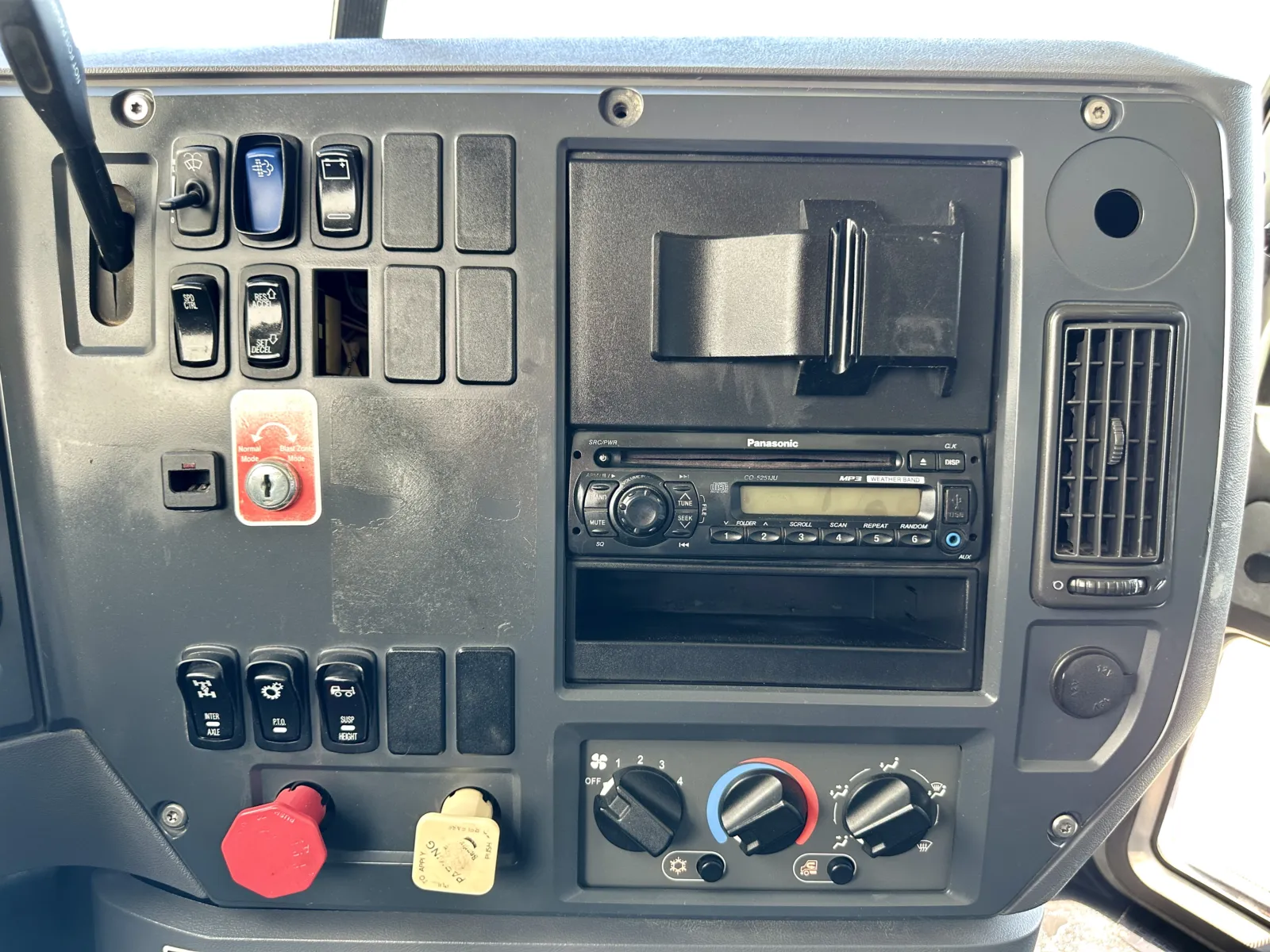 2013 Mack - image 19