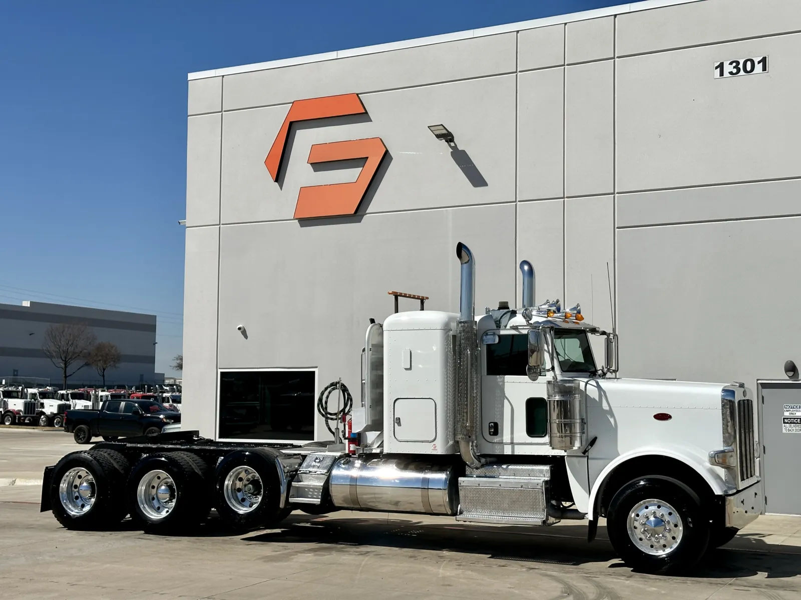 2016 Peterbilt 389 - image 1