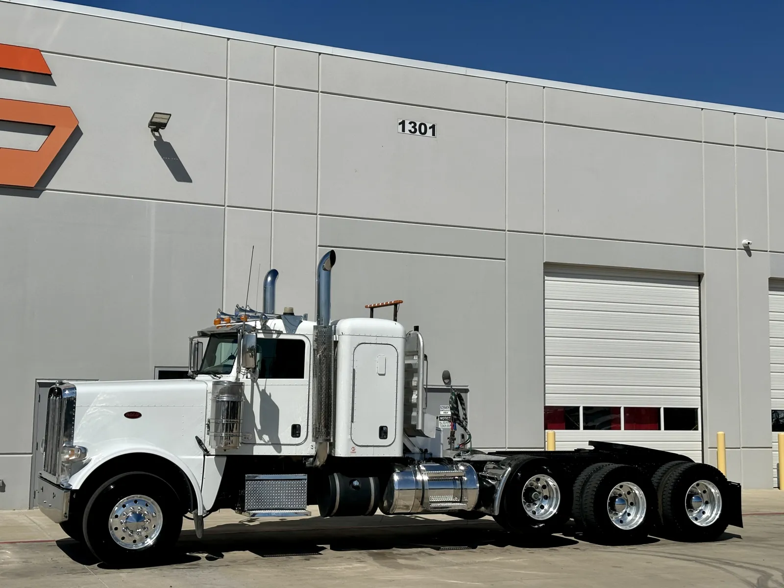 2016 Peterbilt 389 - image 2