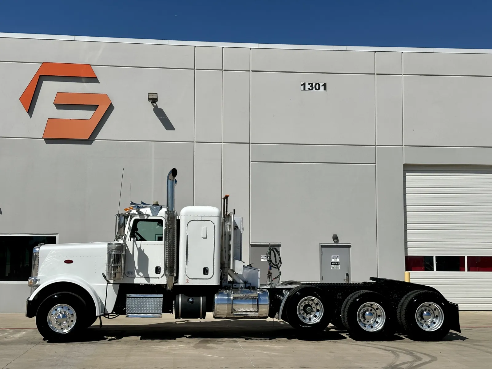 2016 Peterbilt 389 - image 4