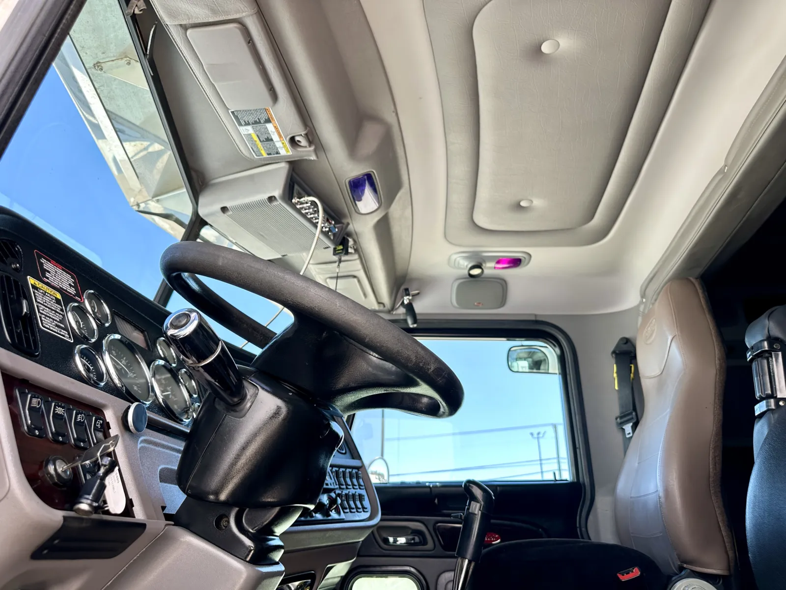 2016 Peterbilt 389 - image 14