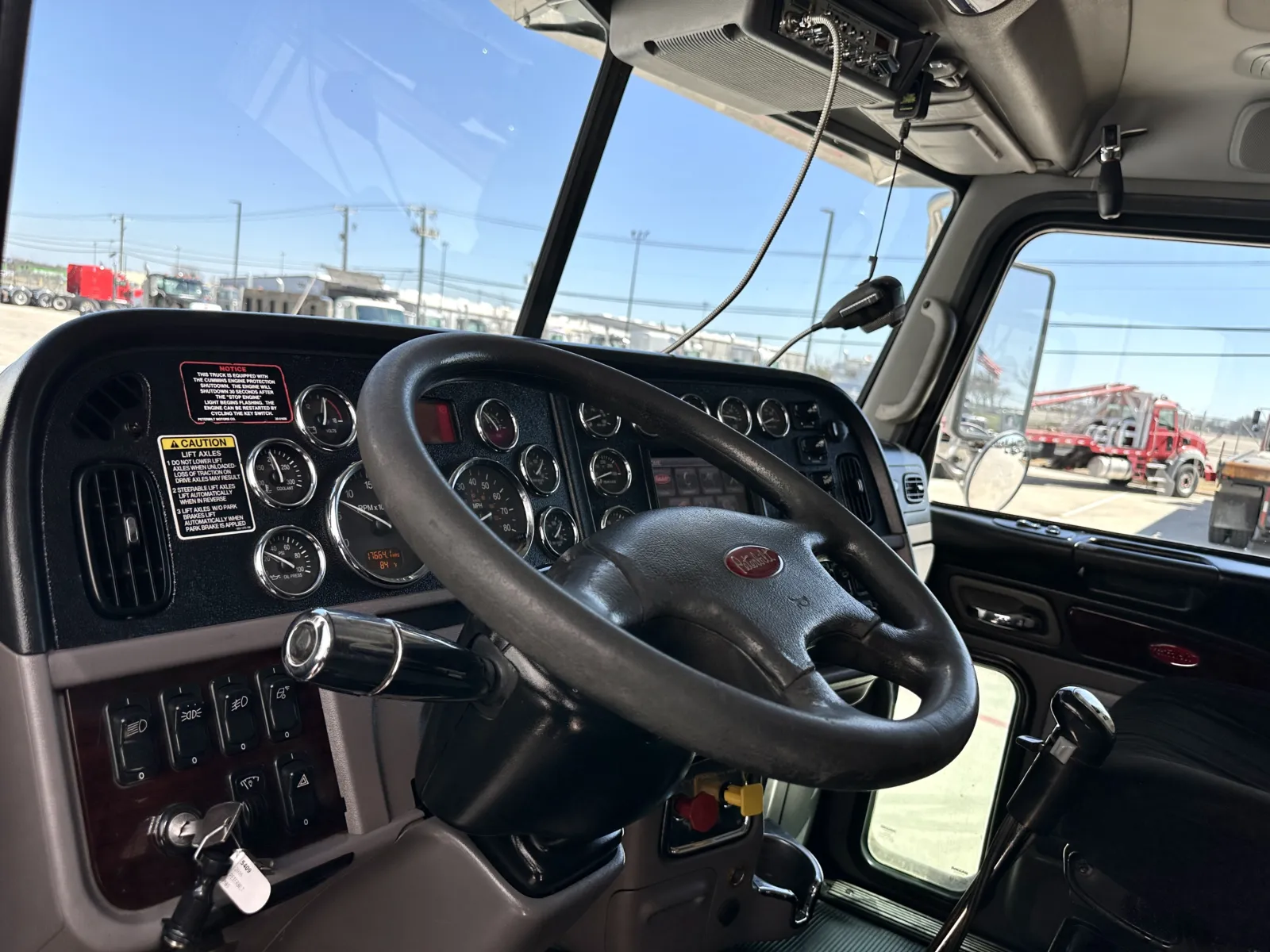 2016 Peterbilt 389 - image 15