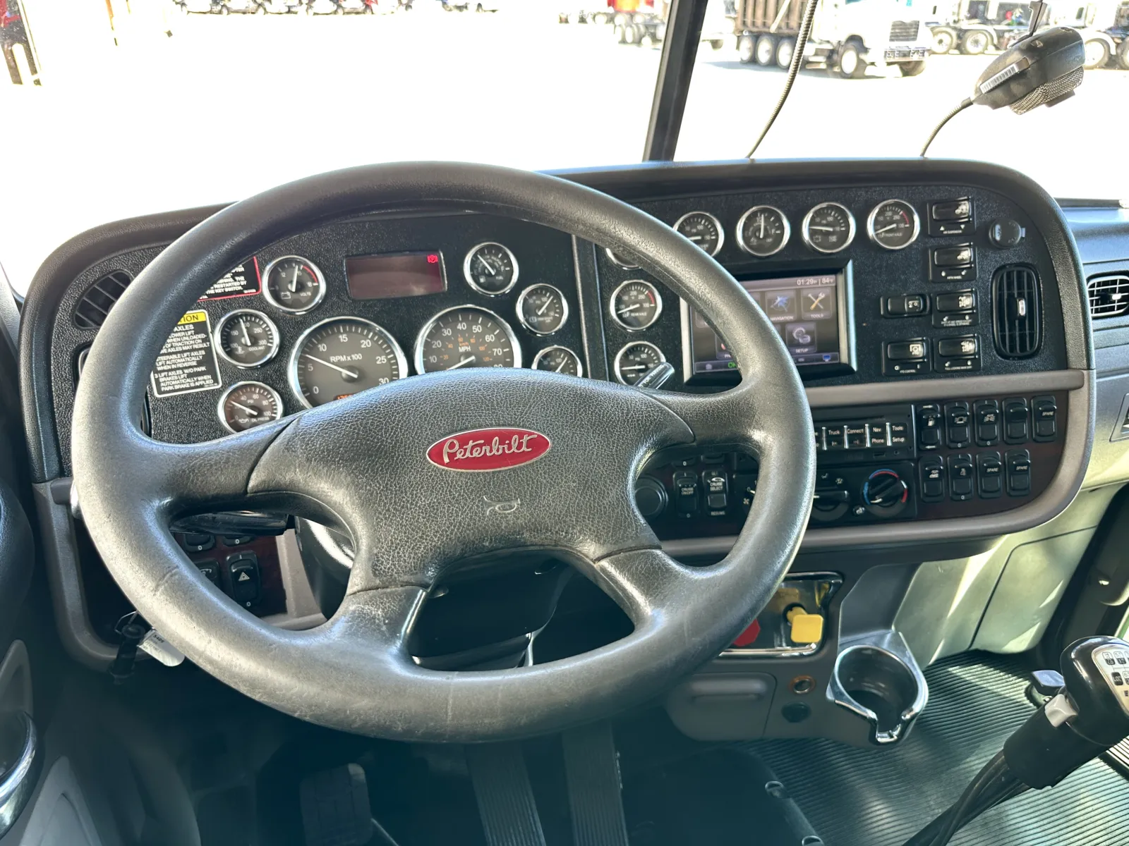 2016 Peterbilt 389 - image 16