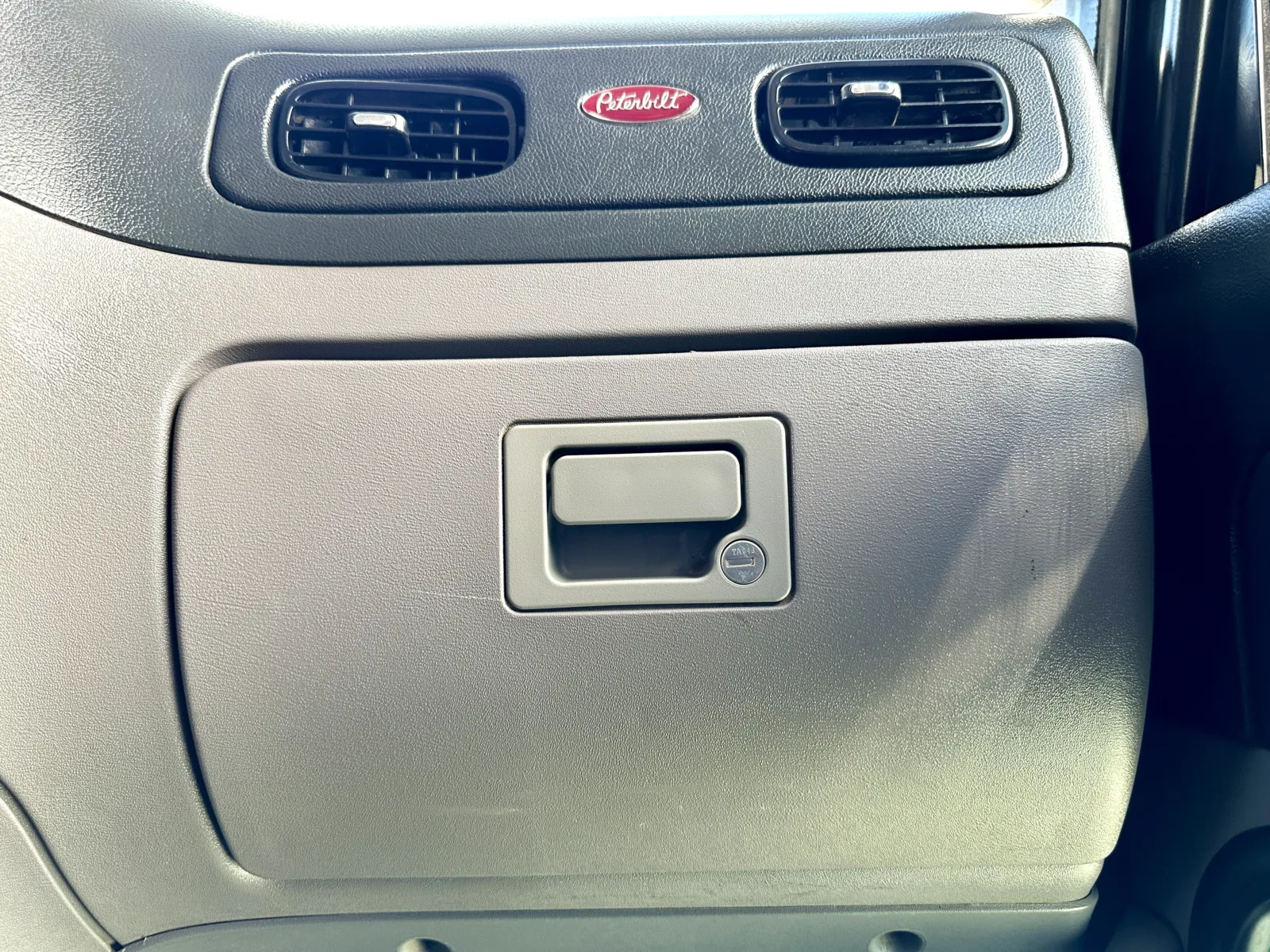 2016 Peterbilt 389 - image 19