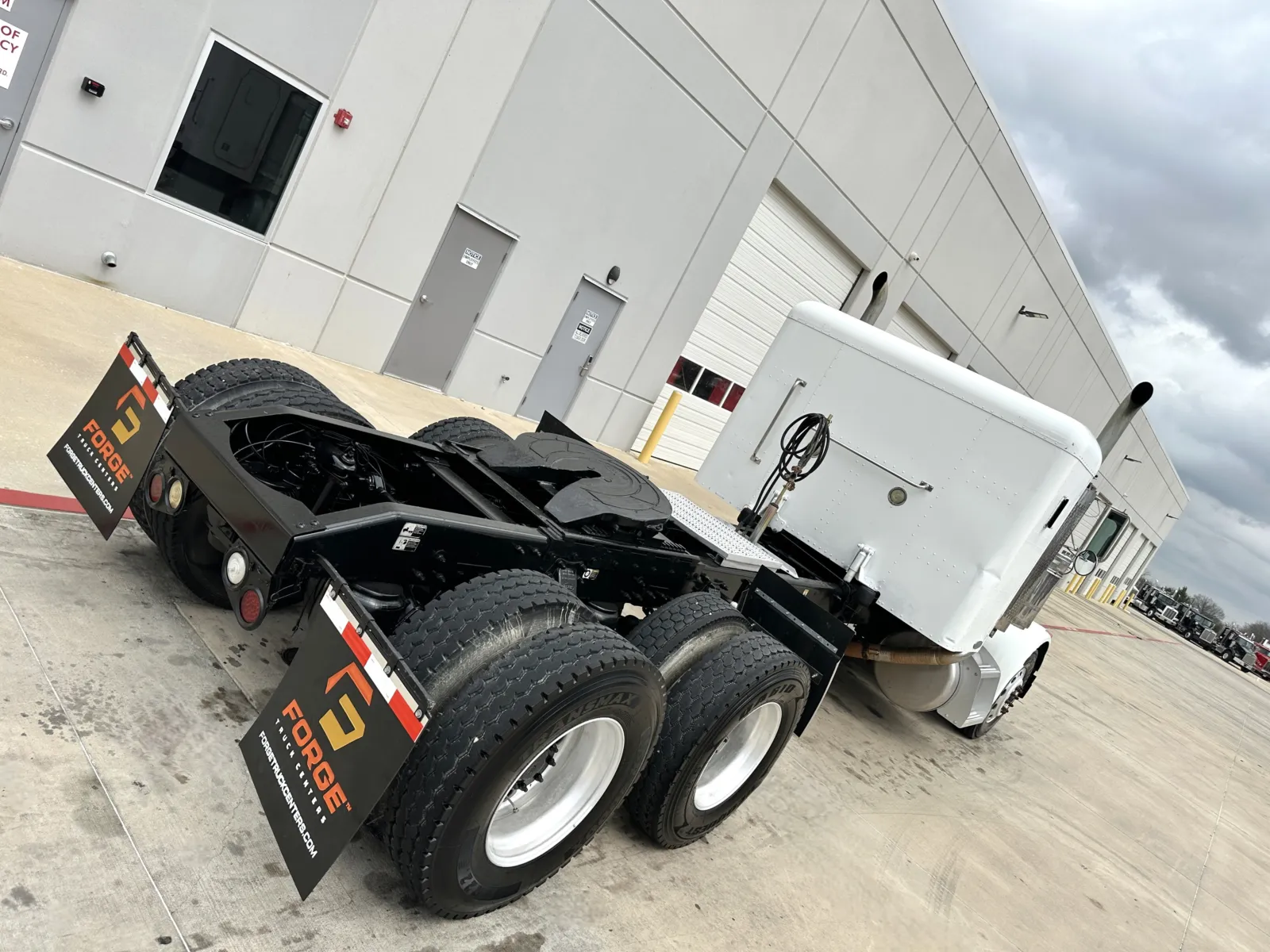 2004 Peterbilt - image 11