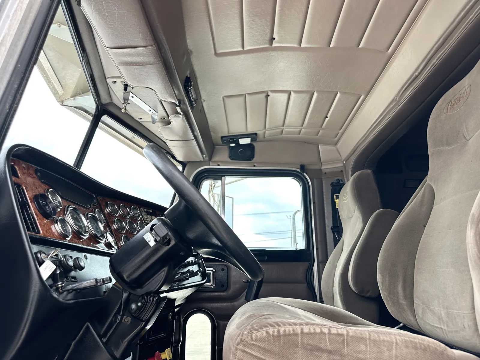 2004 Peterbilt - image 14