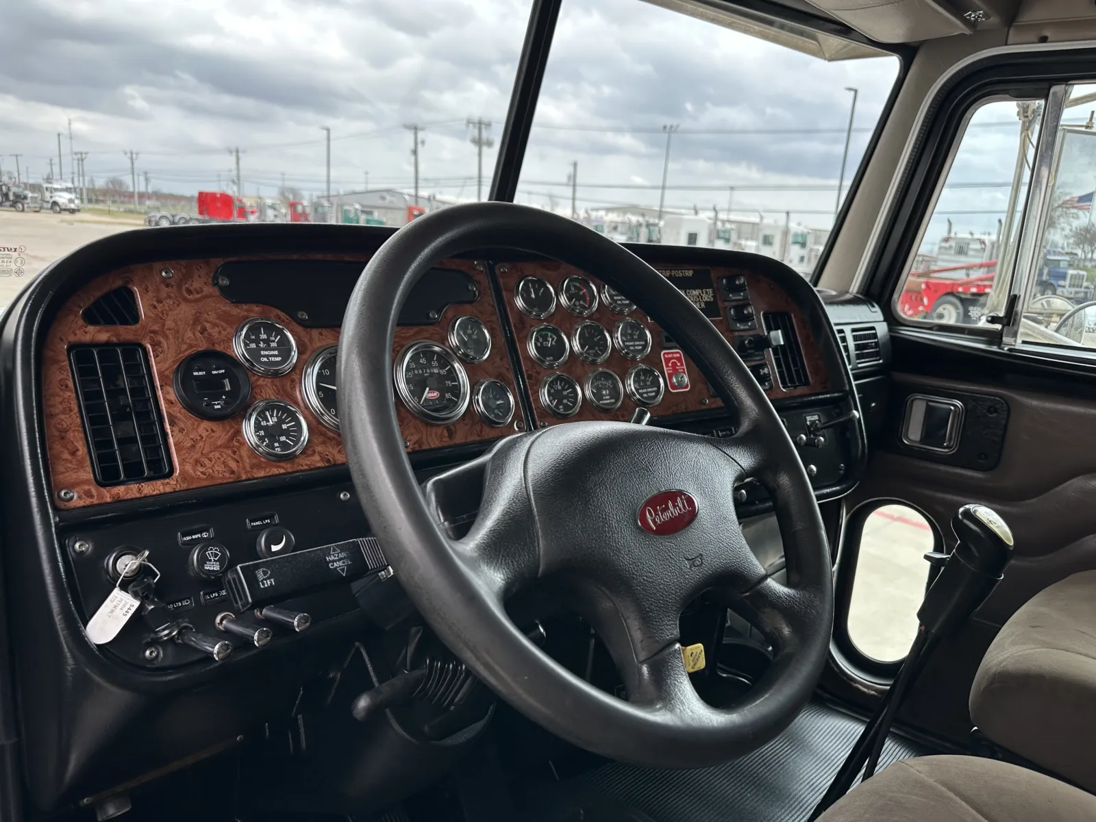 2004 Peterbilt - image 15