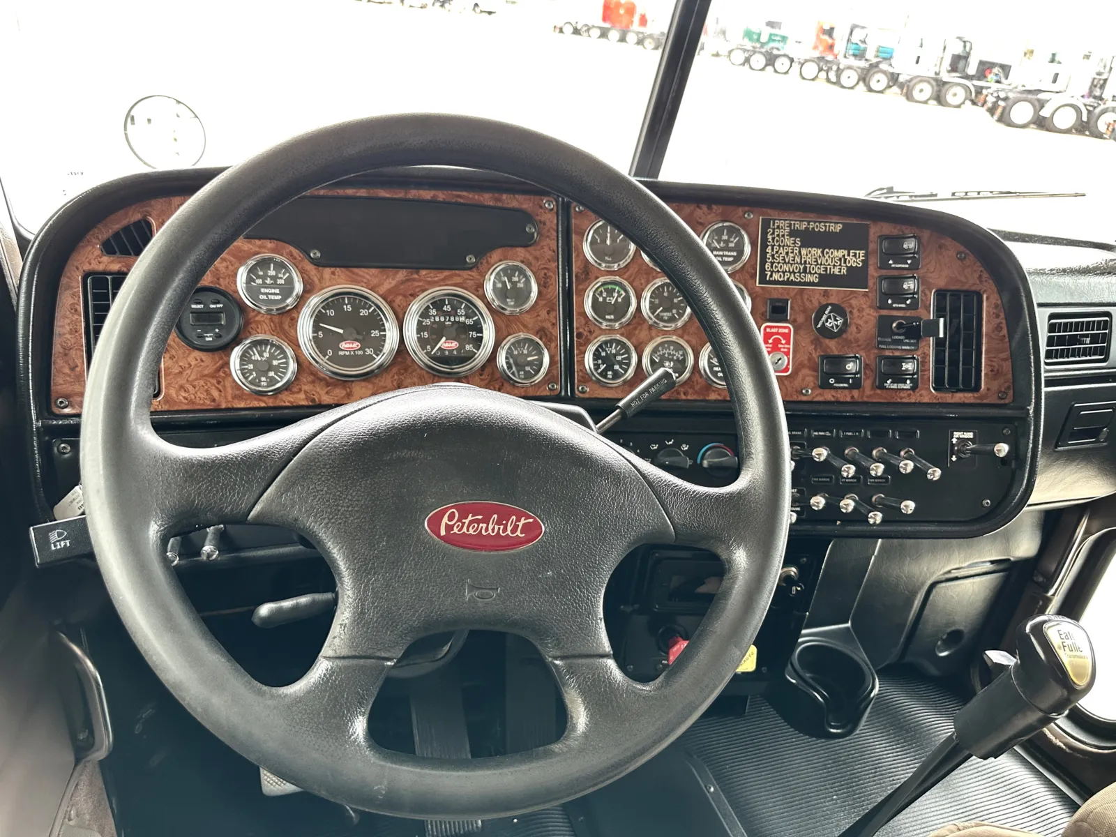 2004 Peterbilt - image 16