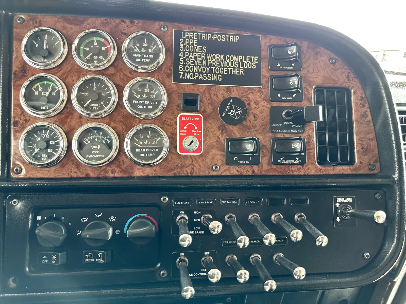 2004 Peterbilt - image 18