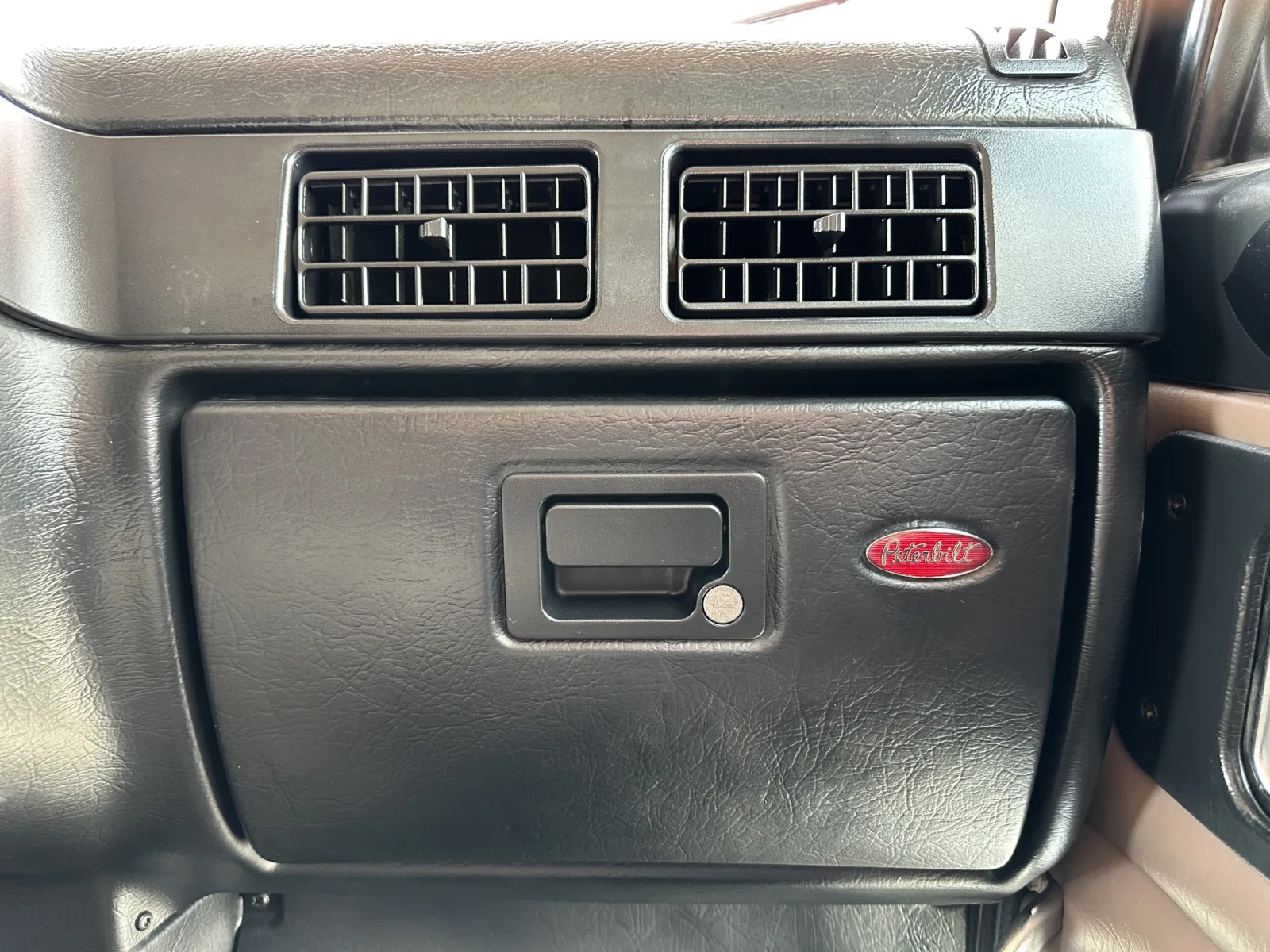 2004 Peterbilt - image 19