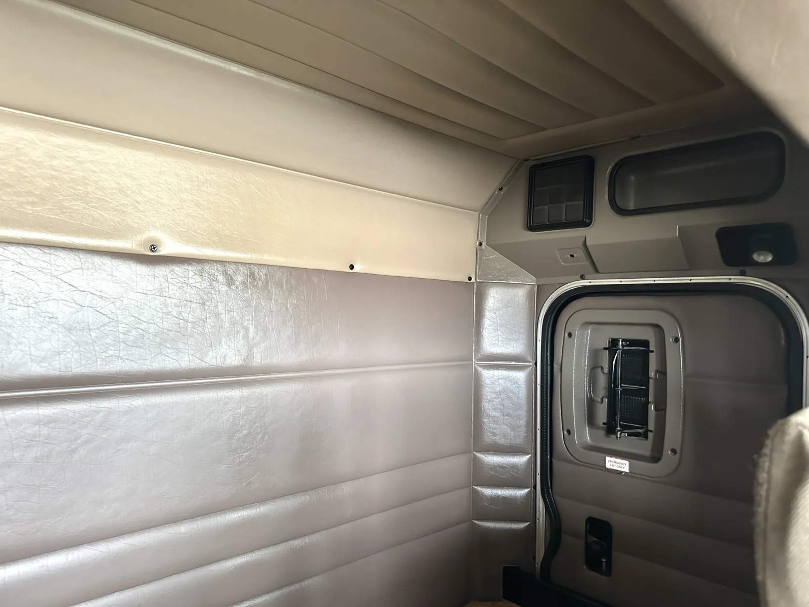 2004 Peterbilt - image 24