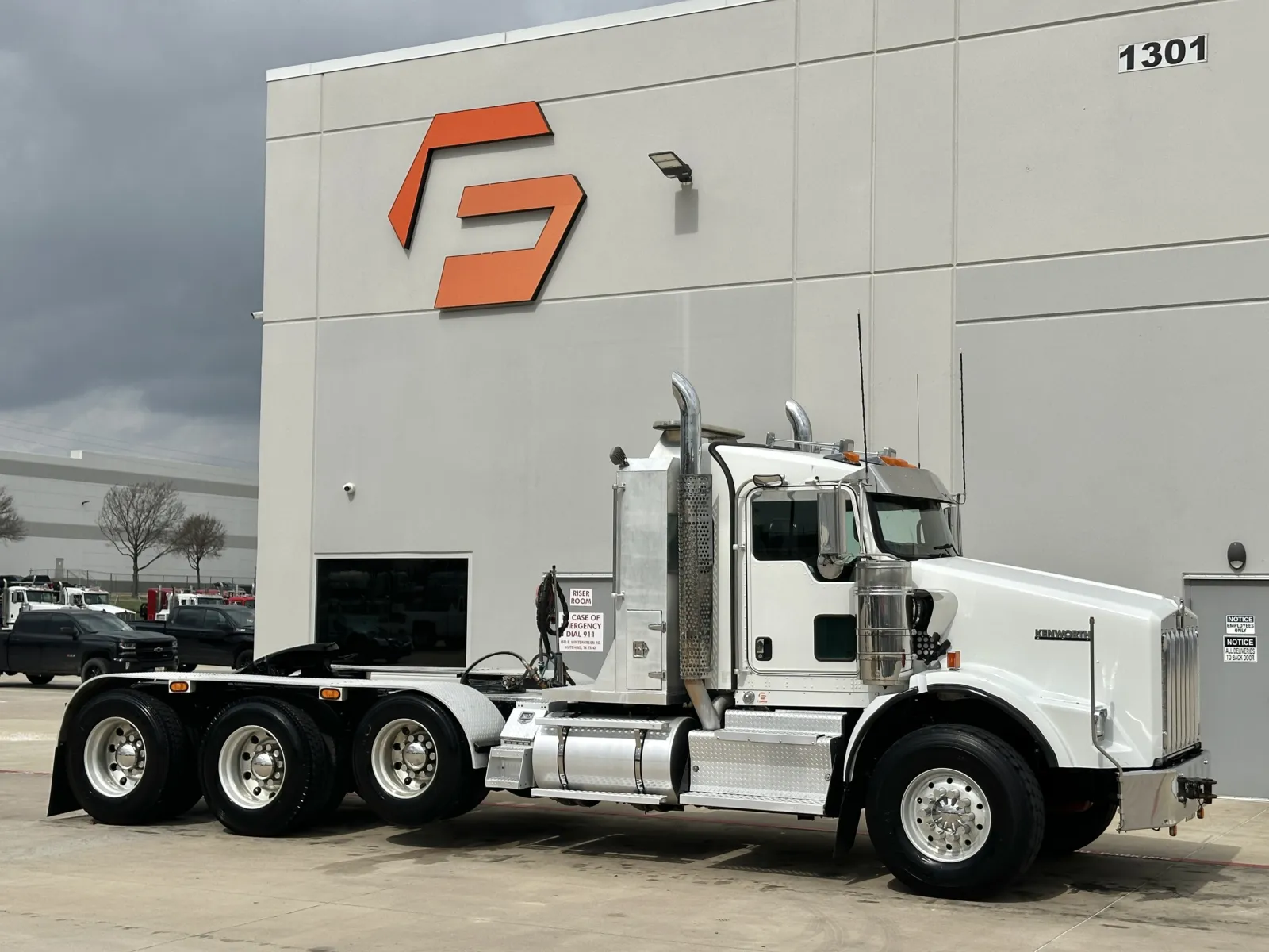 2017 Kenworth T800 - image 1