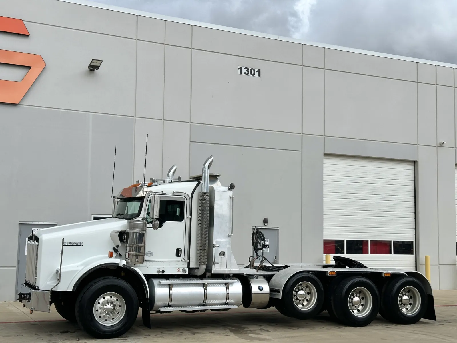 2017 Kenworth T800 - image 2