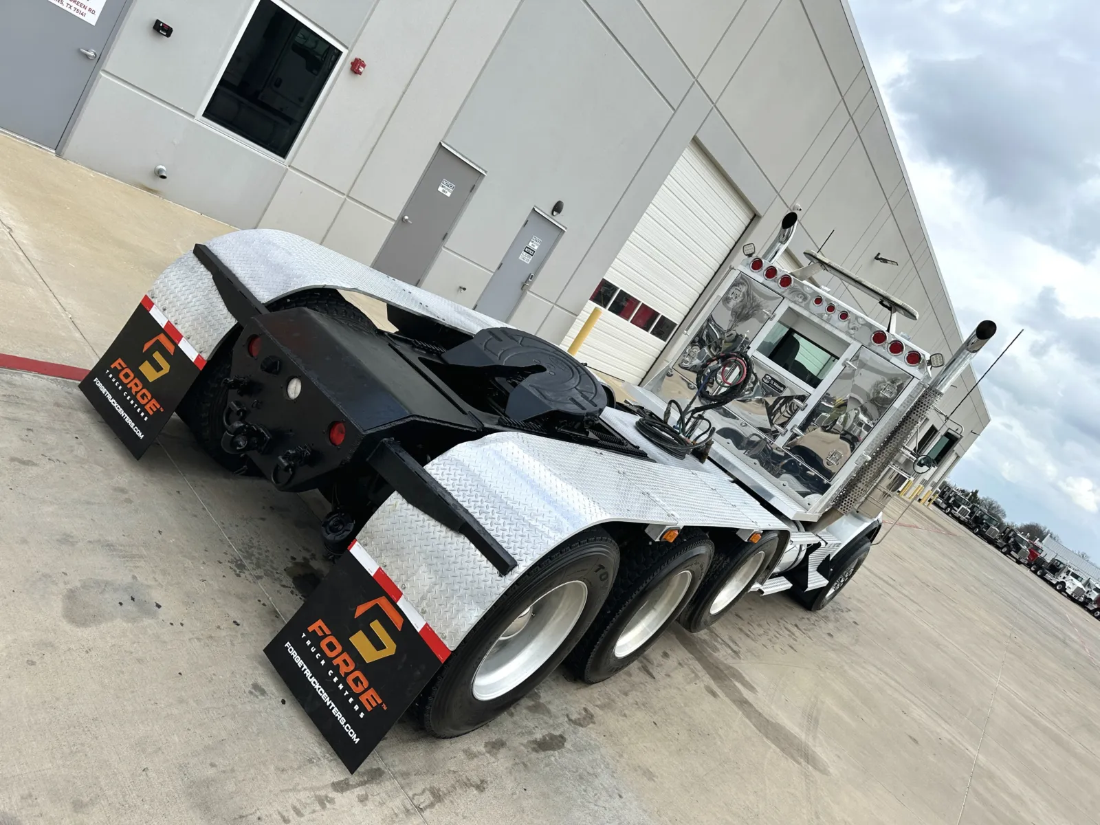 2017 Kenworth T800 - image 11