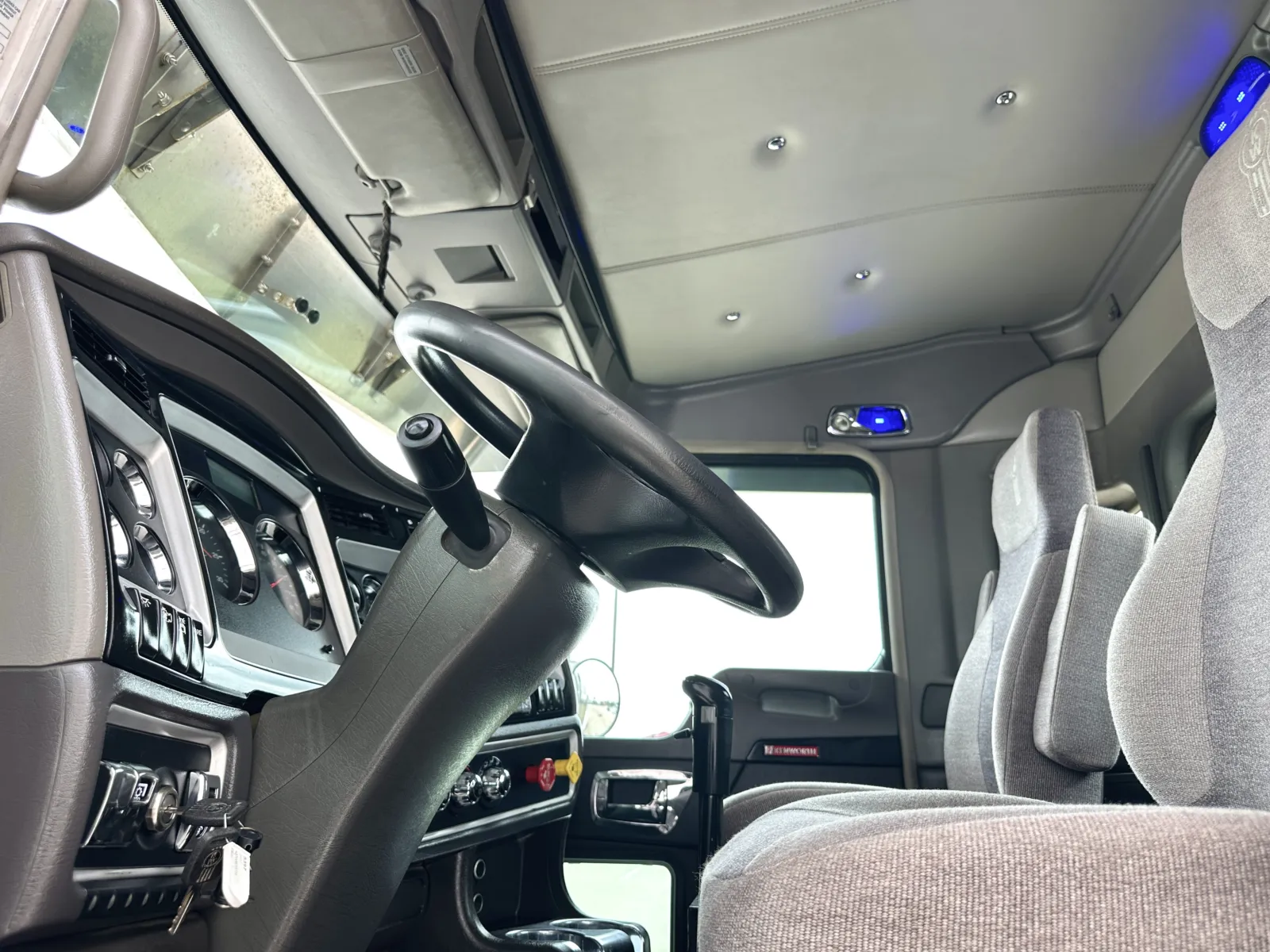 2017 Kenworth T800 - image 14