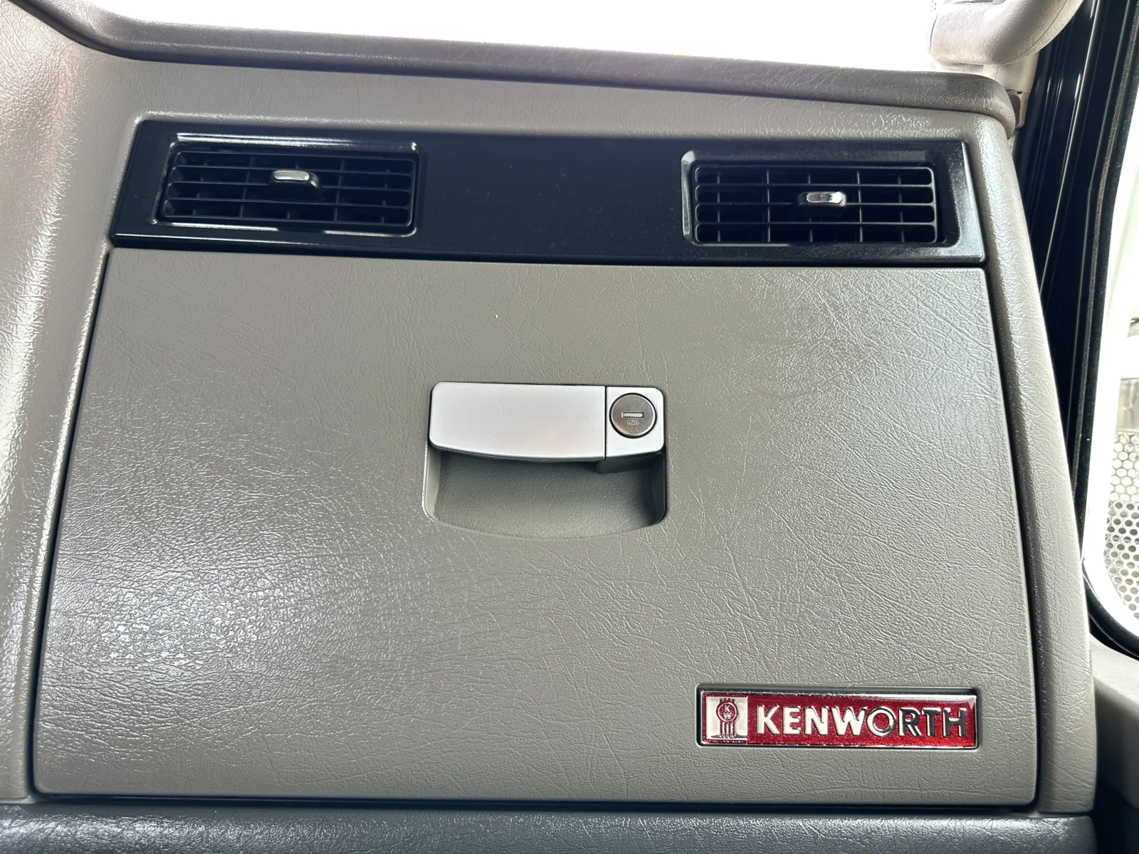 2017 Kenworth T800 - image 18