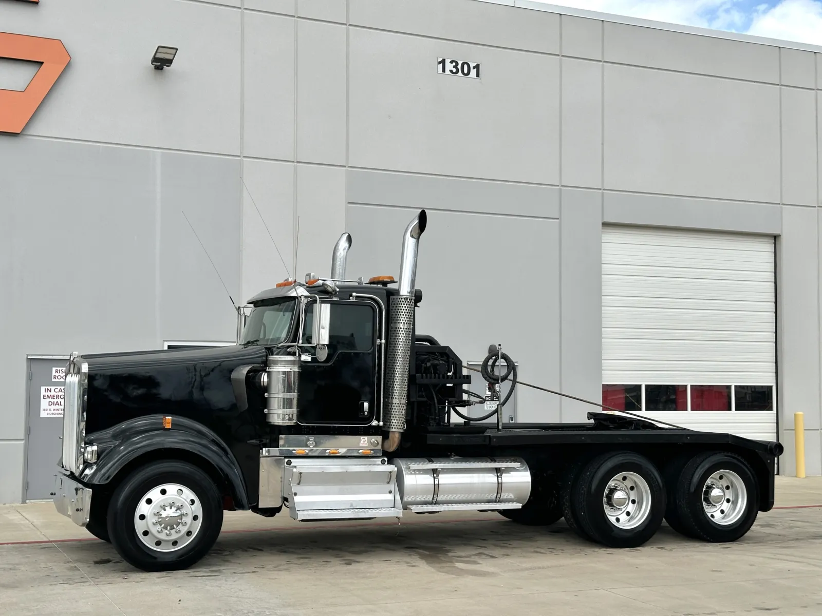 2009 Kenworth W900 - image 2