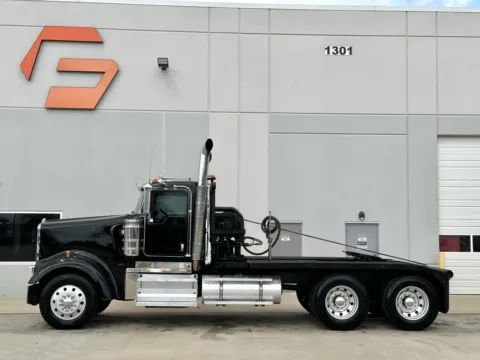 More photos of 2009 KENWORTH W900 at Forge Truck Centers - Texas, TX