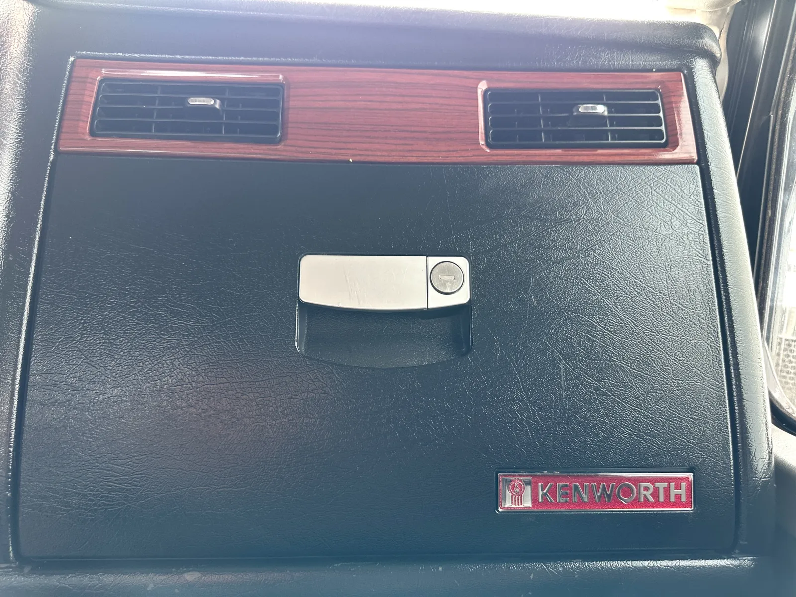 2009 Kenworth W900 - image 18