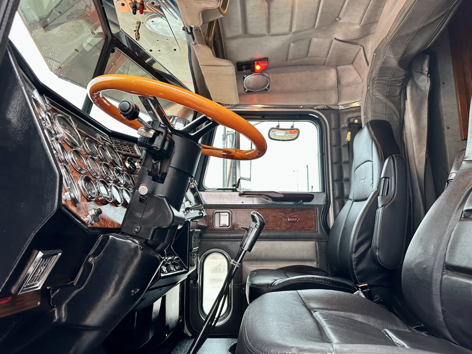 1999 Peterbilt - image 12