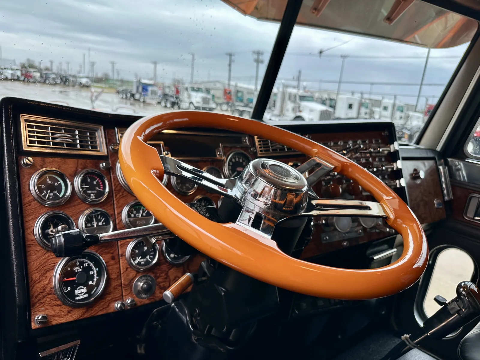 1999 Peterbilt - image 13