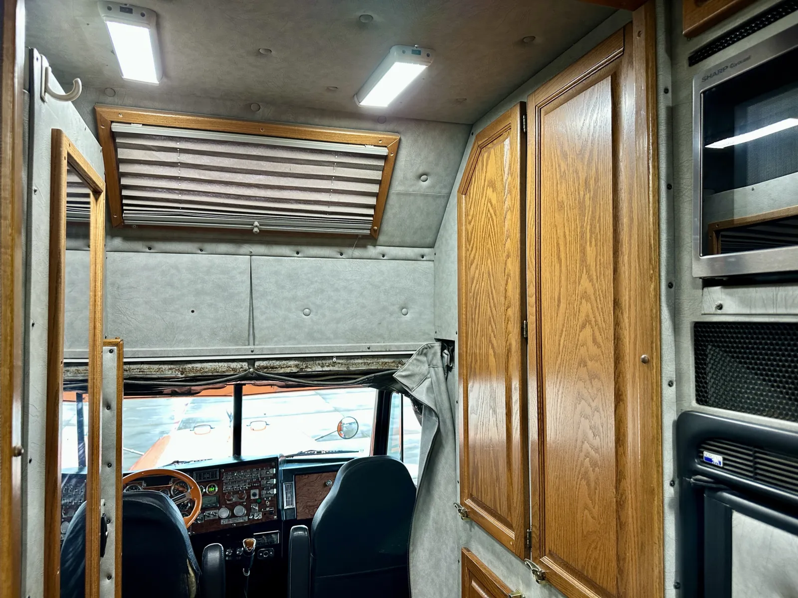 1999 Peterbilt - image 21