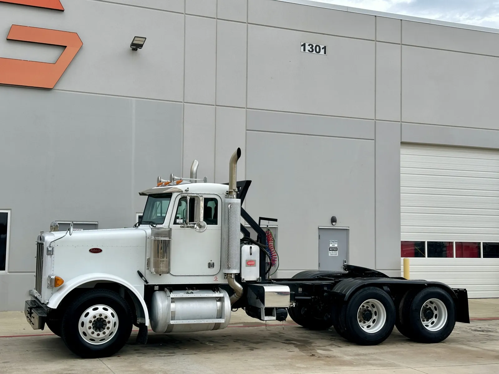 2004 Peterbilt - image 2