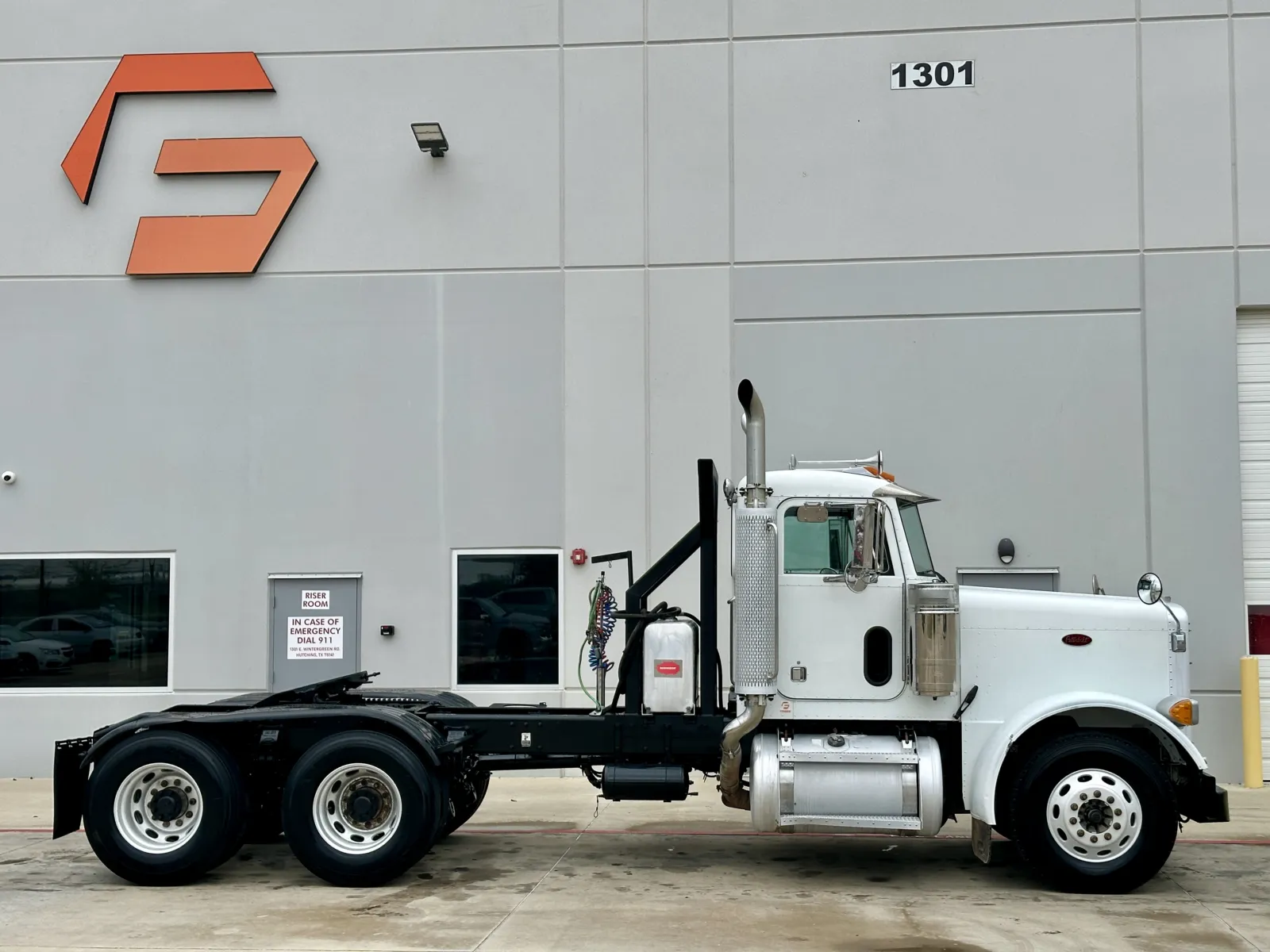 2004 Peterbilt - image 3
