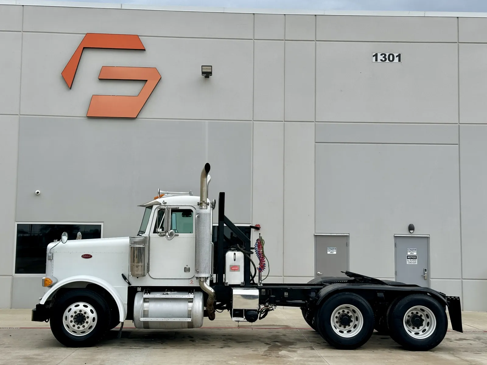 2004 Peterbilt - image 4