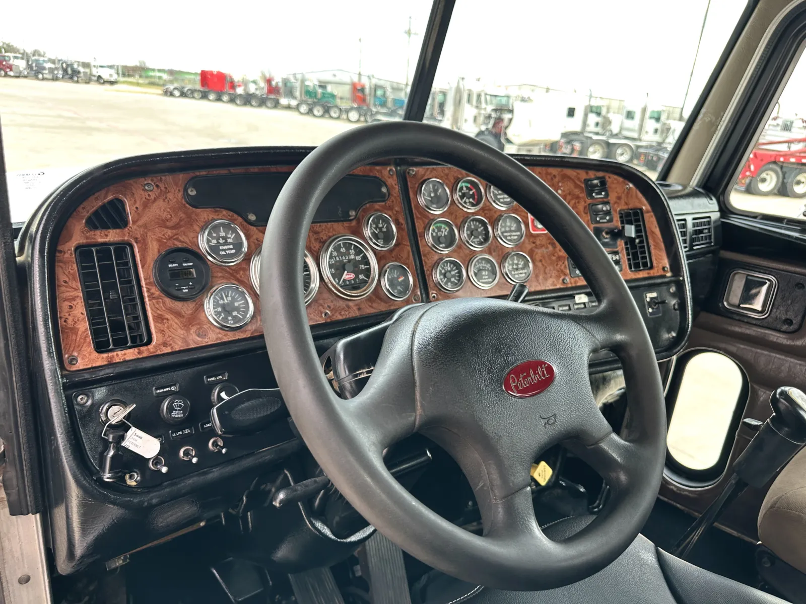 2004 Peterbilt - image 15