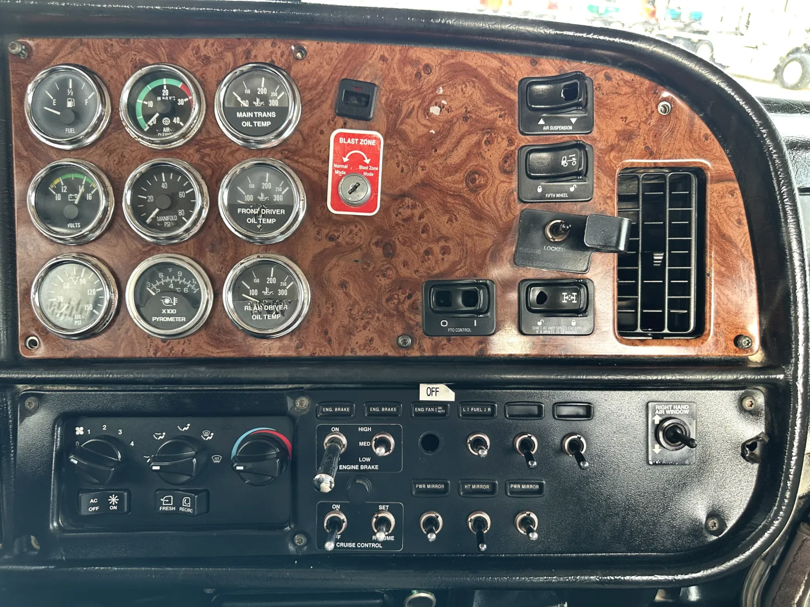 2004 Peterbilt - image 18