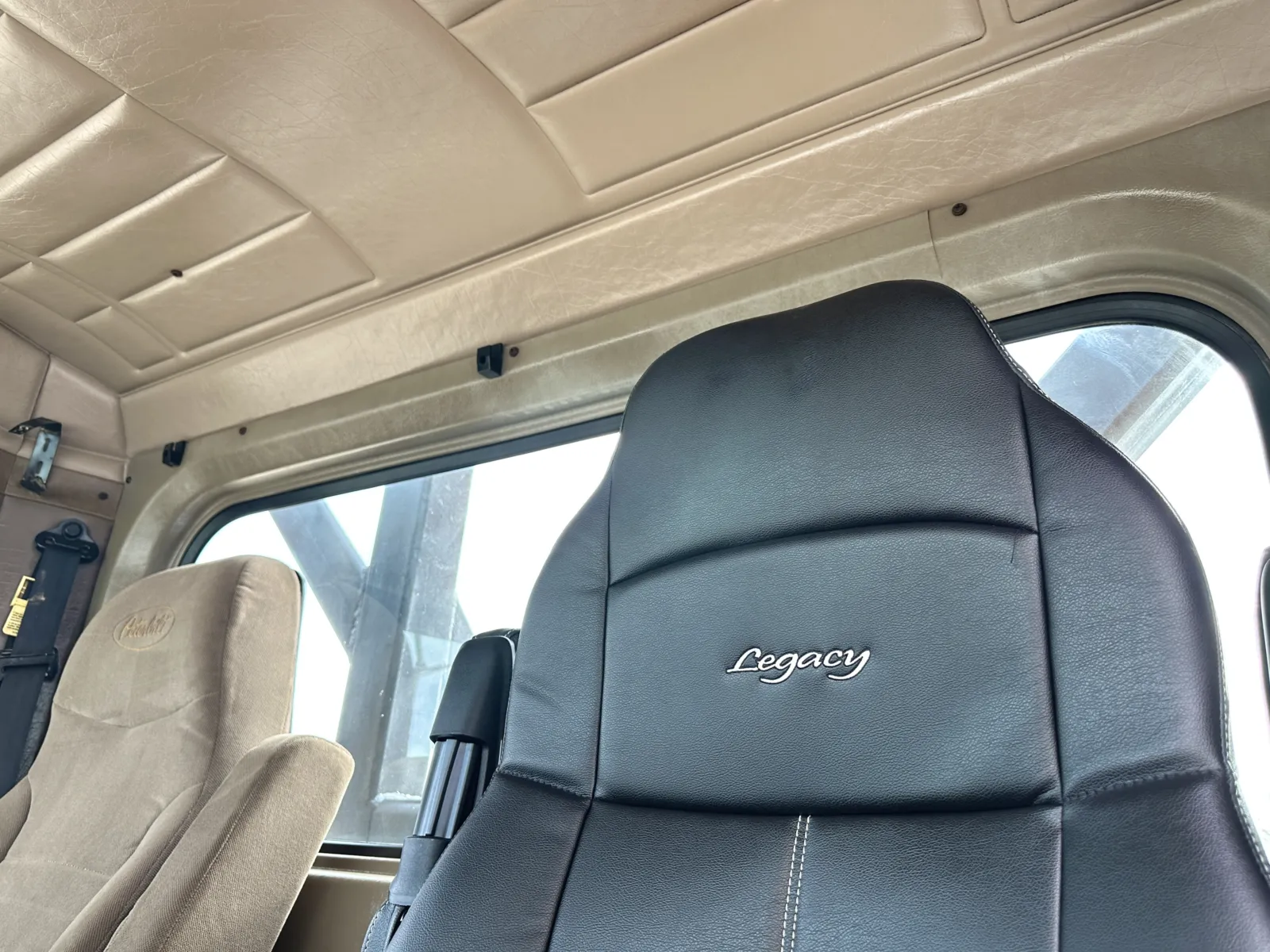 2004 Peterbilt - image 20