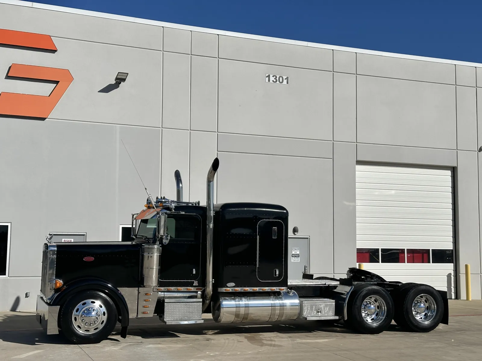 2005 Peterbilt - image 2