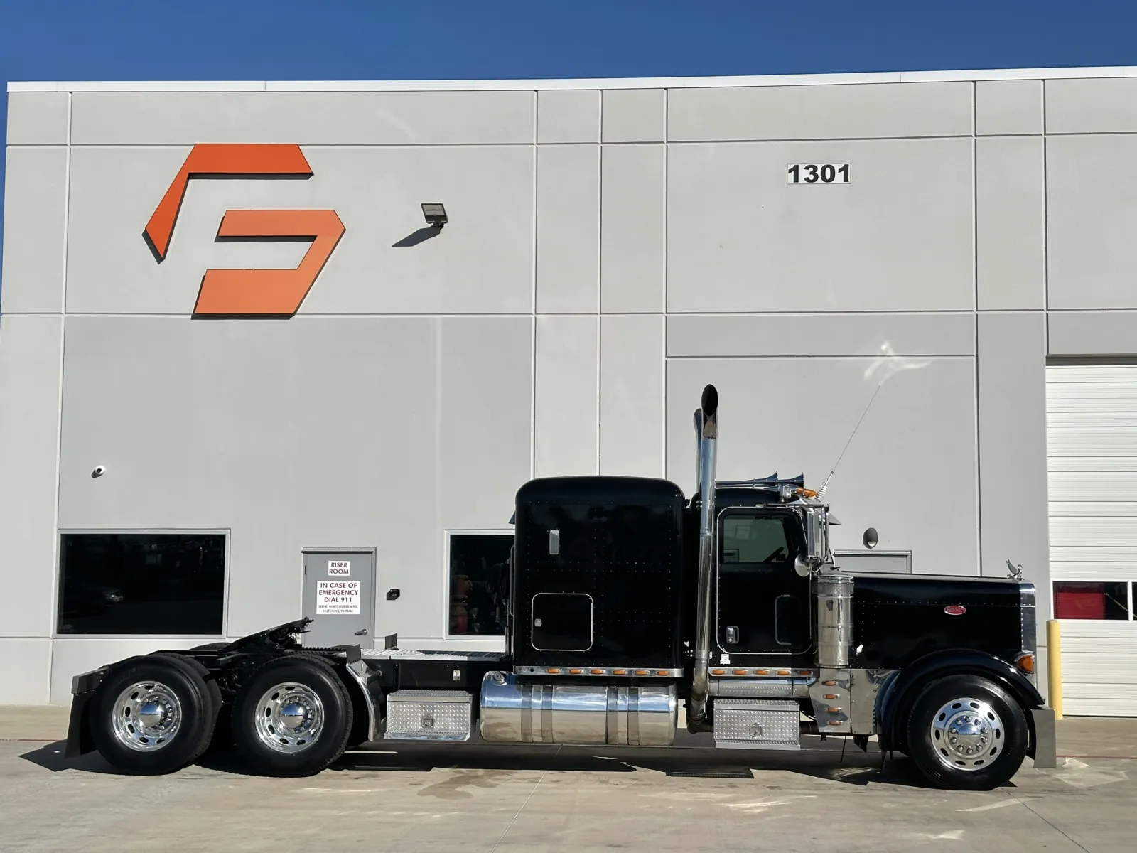 2005 Peterbilt - image 3