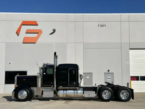 More photos of 2005 PETERBILT 379 at Forge Truck Centers - Texas, TX