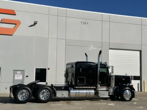 More photos of 2005 PETERBILT 379 at Forge Truck Centers - Texas, TX