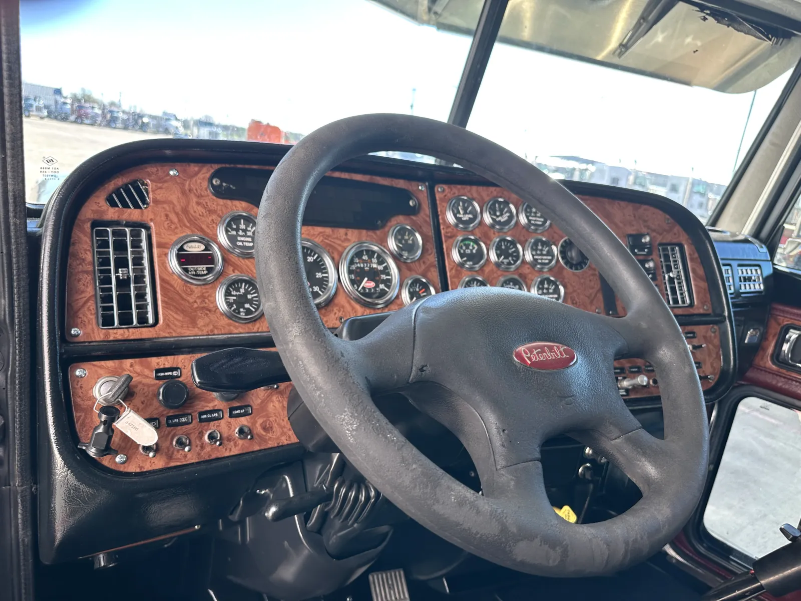 2005 Peterbilt - image 14